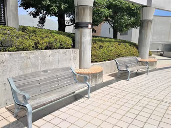 하마마츠역 아크토노모리 음악 광장의 벤치