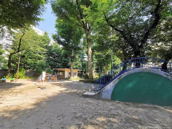 湯島駅切通公園の遊具