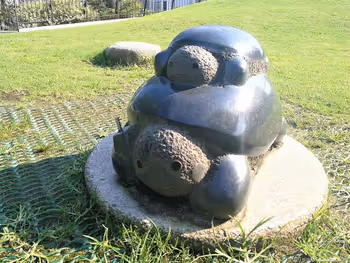 二子玉川站高岛屋总店屋顶森林花园打电话的乌龟父子雕塑