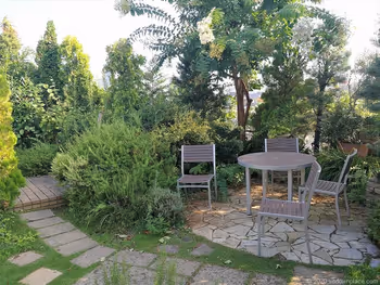 二子玉川駅 ガーデンアイランド屋上庭園のテーブルとイス1