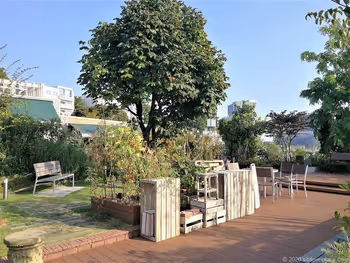 二子玉川駅 ガーデンアイランド屋上庭園のテーブルとイス3