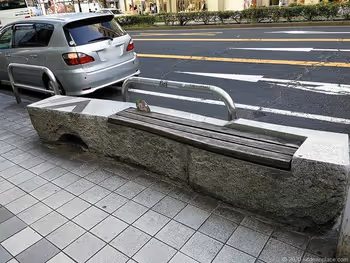 栄駅大津通りラシック前のベンチ