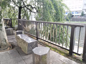 田川 奥州街道付近の休憩場所の石材ベンチ