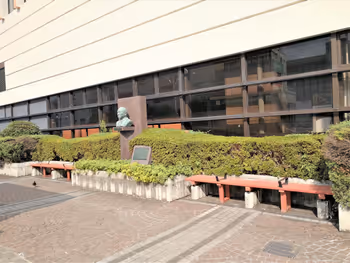 宇都宮駅西口ペデストリアンデッキの石像とベンチ