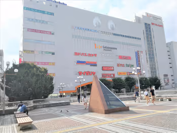 宇都宮駅西口ペデストリアンデッキのオブジェとベンチ