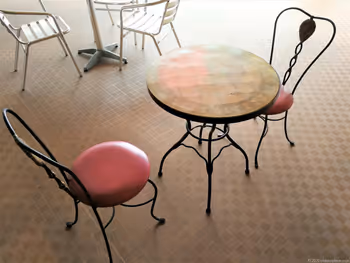 東武宇都宮駅 東武6F 屋上憩いの広場のかわいいテーブルとイス