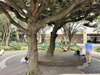 武藏小杉 Midtown Sky Tower 波纹广场的休息区