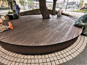 武藏小杉 Midtown Sky Tower 波纹广场休息区的木制长椅