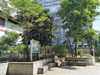 Stone bench in front of the North Exit rotary of Musashi-Kosugi Station