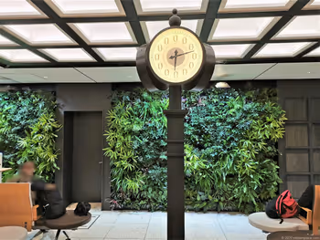 東京駅 スクエア ゼロのベンチの休憩場所の時計