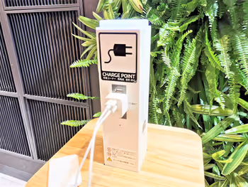 東京駅 スクエア ゼロのベンチの休憩場所の充電コーナー