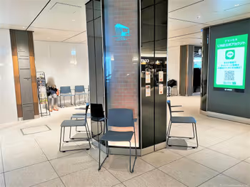 東京駅 スクエア ゼロのパイプ椅子の休憩場所