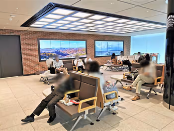 東京駅 スクエア ゼロのベンチの休憩場所2