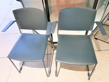 東京駅 スクエア ゼロのパイプ椅子