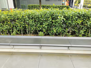 武蔵小杉駅 武蔵小杉ビル公開空地 横須賀線口側の休憩場所のベンチ