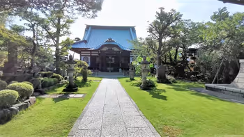 Exterior view of Saimei-ji Temple in front of Kagami-no-Ike Pond, Musashi-Kosugi Station