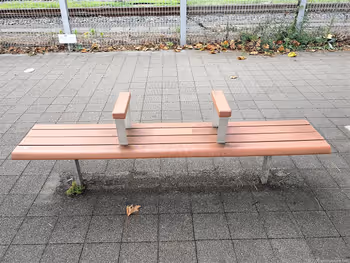 宇都宮駅 東口ロータリー前のベンチ