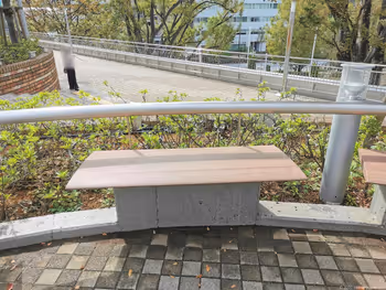 水道桥站 东京巨蛋城 Meets Port Garden 的休息场所的长椅