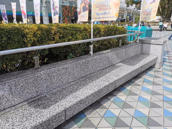 水道橋車站 周邊休息場所的石材長椅