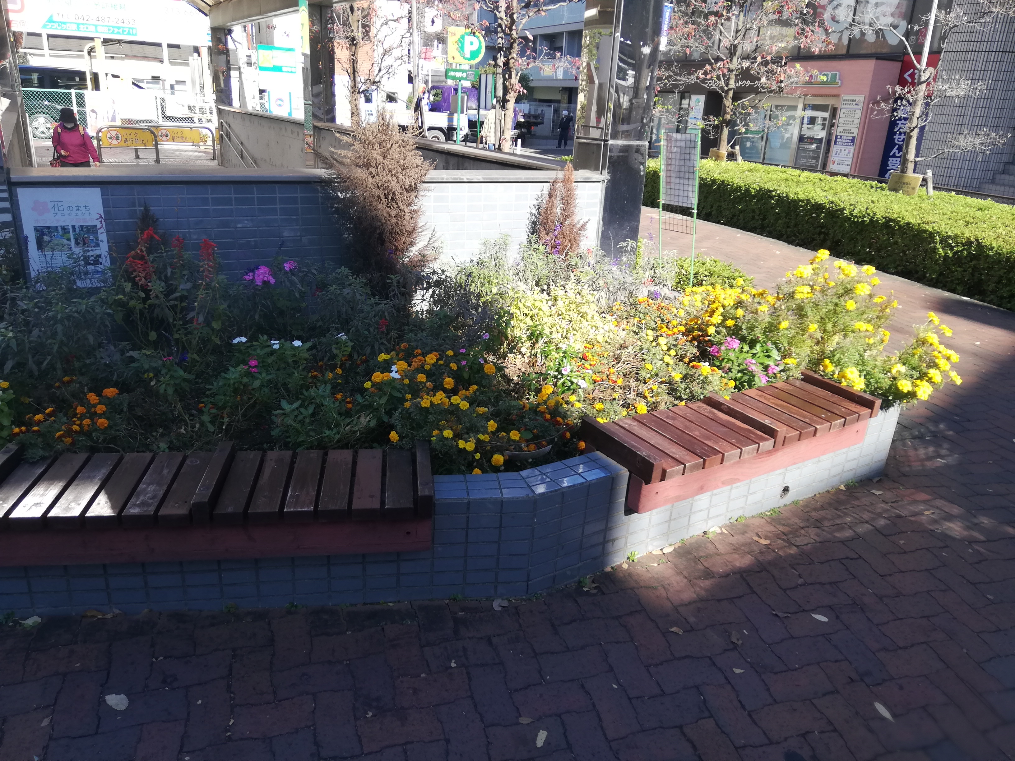 [진달래고개역] 북쪽 출구 화단 쉼터 사진 1