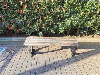 祖師谷大藏站クローゼット成城附近的木製長椅