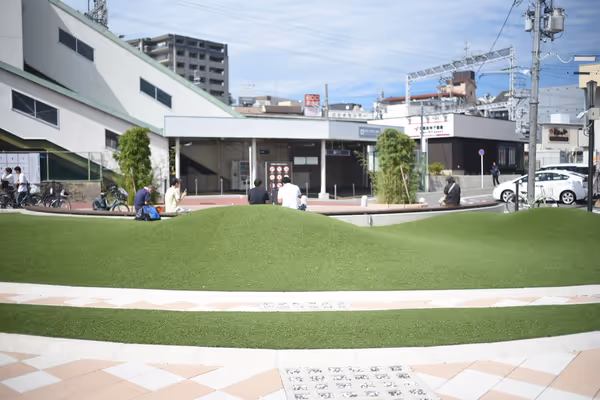 阪急長岡天神駅東口駅前広場の写真1