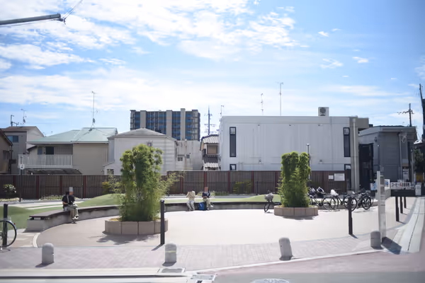 阪急長岡天神駅東口駅前広場の写真3