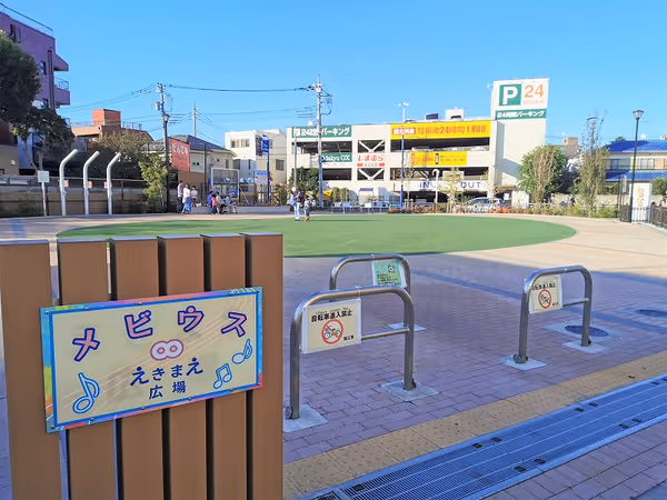 Photo de メビウスえきまえ広場 1