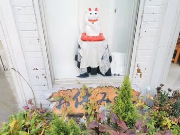 A beckoning cat at the entrance of the rest area in Gotokuji Shopping Street, Gotokuji Station