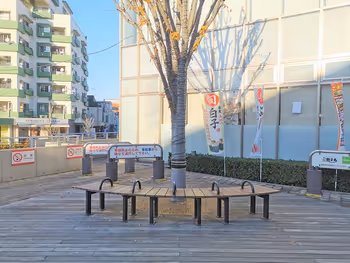 經堂站 Terrace Garden東口大樓前的休息場所的六人座長椅