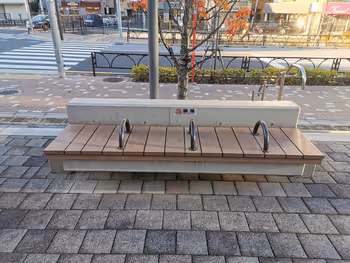 經堂站 Terrace Garden東口大樓前的休息場所的三人座長椅