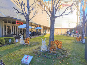 교도역 테라스 가든 르네상스 부근의 휴식 장소 오브제