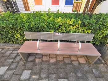 교도역 테라스 가든 르네상스 부근의 휴식 장소 벤치