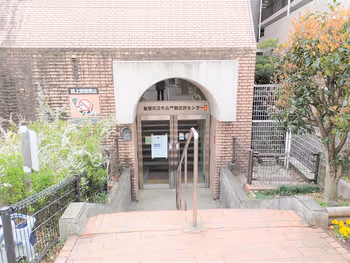 牛込神楽坂駅 あさひ児童遊園へ区民センターからの通り抜け道