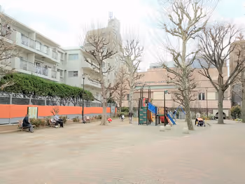 牛込神楽坂駅 あさひ児童遊園の広場1
