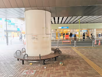 Rest area under the elevated tracks at Chitose-Funabashi Station 2