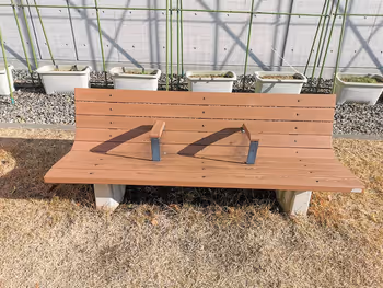 신유리가오카역 쇼와 음대 테아트로 부근의 휴식 장소 벤치