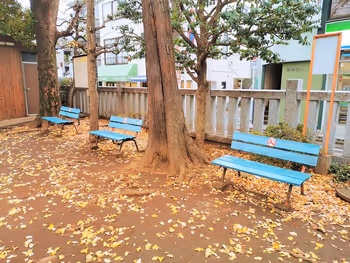 千歳船橋駅 稲荷森稲荷神社の休憩場所のベンチ