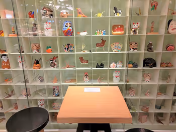 东京站 에큐트 Fubutsushi休息区的桌椅