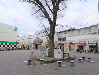 喜多见站南口站前广场的休息场所