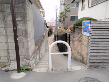 前往神樂坂站 赤城兒童遊樂園的狹窄小路