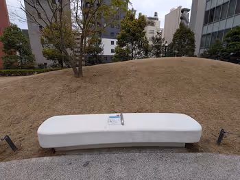 東新宿駅 北側広場のベンチ1