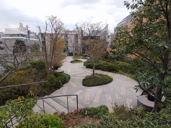 東新宿駅 北側広場の木がたくさんある広場