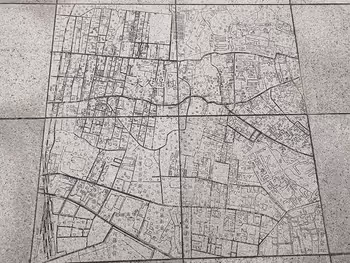 東新宿駅 北側広場の地面に彫ってある地図