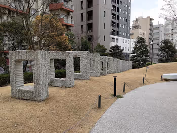 東新宿駅 北側広場のベンチの近くのオブジェ