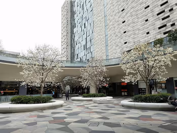 【東新宿駅】サンクンガーデンの休憩場所