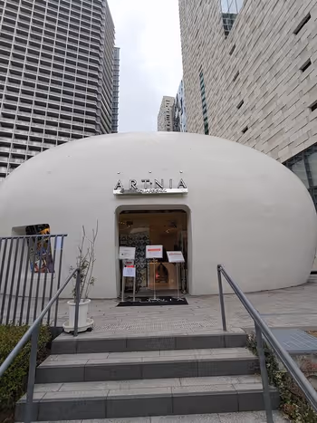 東新宿駅 イーストサイドスクエア 文化センター前のおしゃれカフェARTNIAの入り口