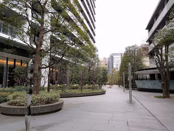 東新宿駅 コンフォリア新宿 公開空地の外観