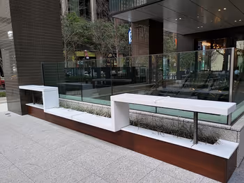 大手町站 丸特拉广场的休息场所的长椅2