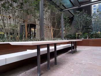 大手町站 丸特拉广场的休息场所的桌子和椅子2